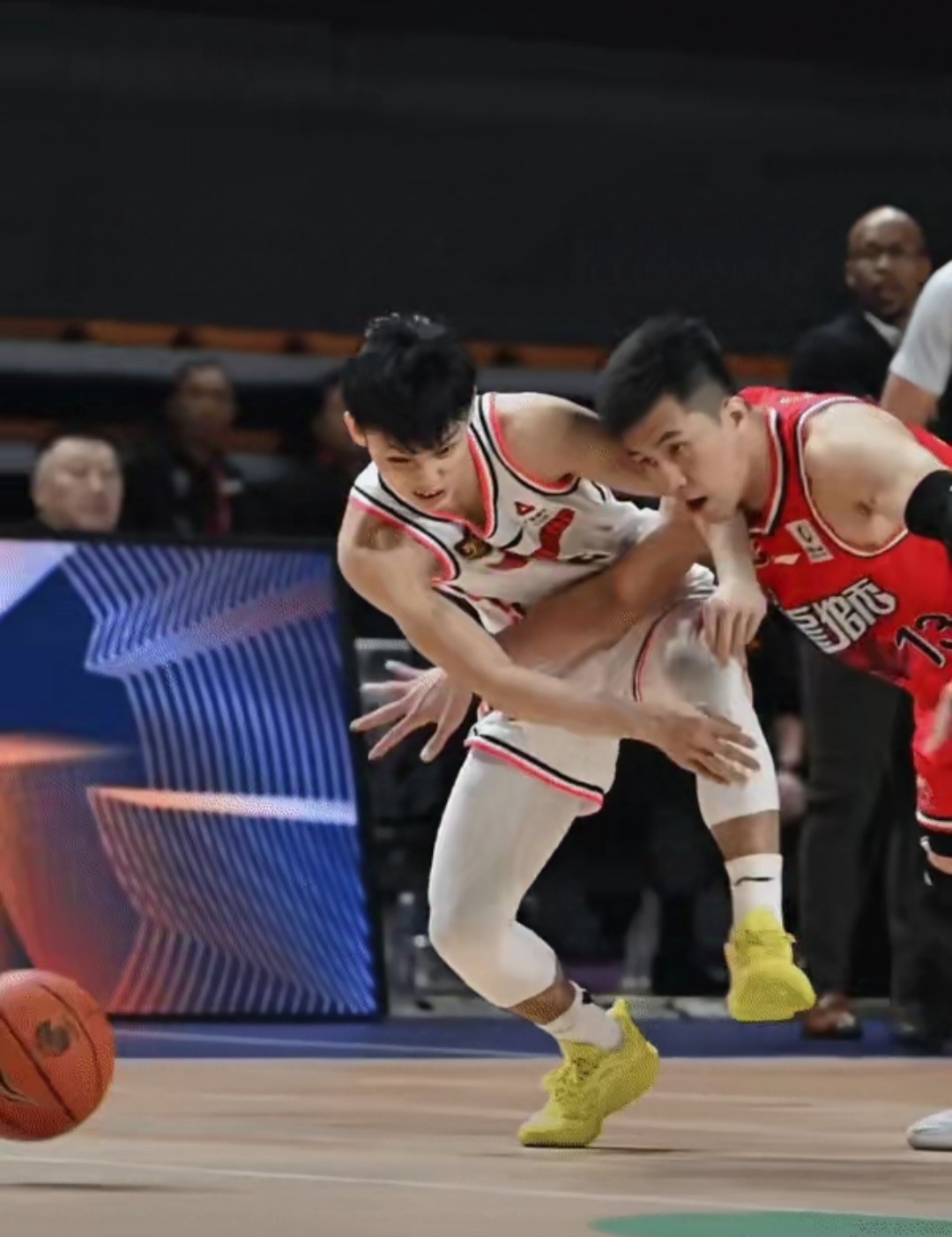 分区决赛季后赛激情夜!郭艾伦里突外投,达拉斯独行侠横扫巴塞罗那(今日混双赛直播回放)