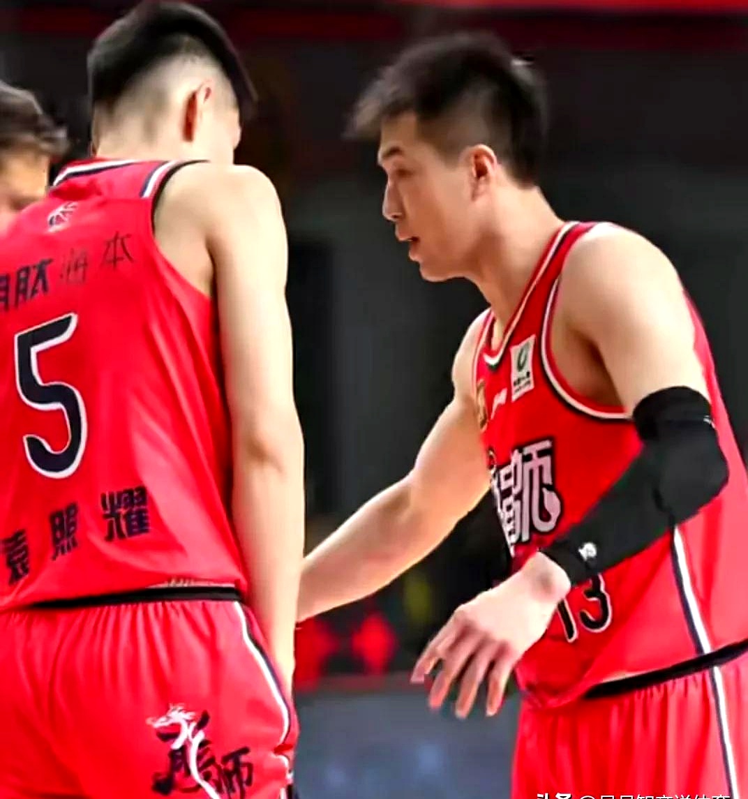 分区决赛季后赛激情夜!郭艾伦里突外投,达拉斯独行侠横扫巴塞罗那(今日混双赛直播回放)